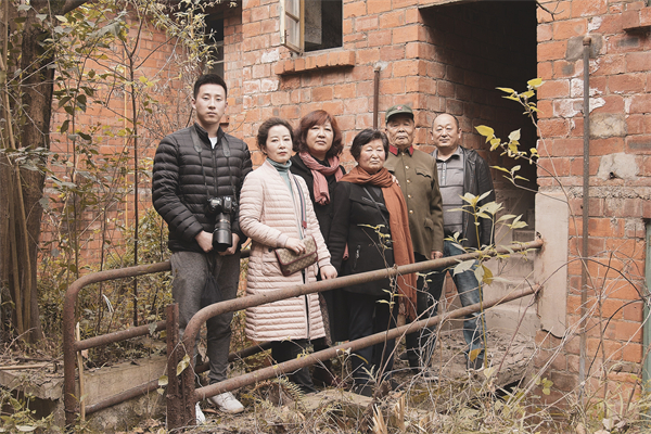 《携后代重回部队》 摄影：陈涛.jpg